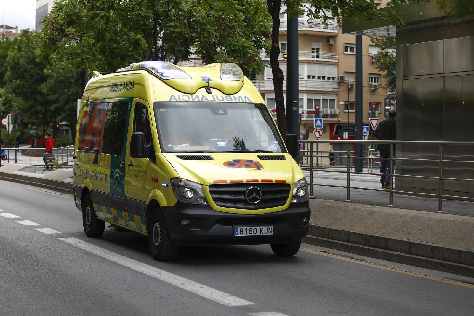 Imagen de archivo de una ambulancia en Granada.