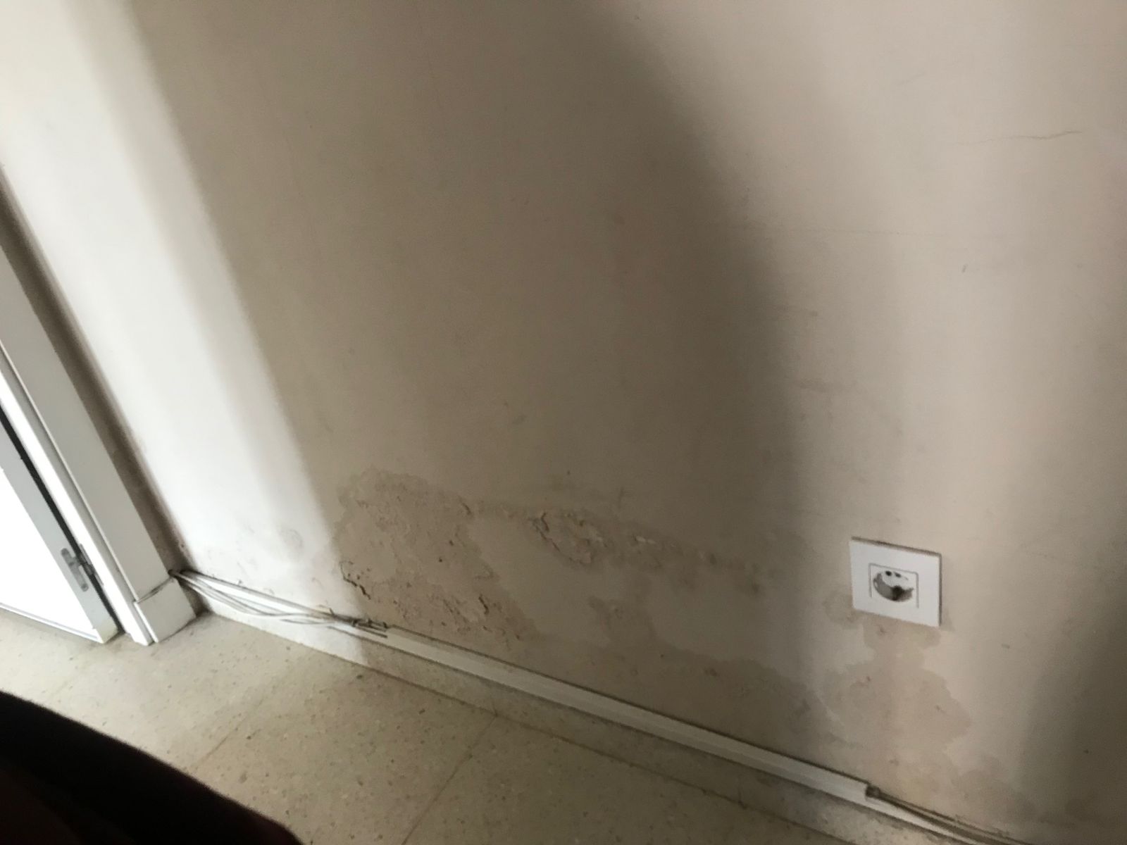 Graves problemas de humedad en viviendas protegidas de la Zona Sur