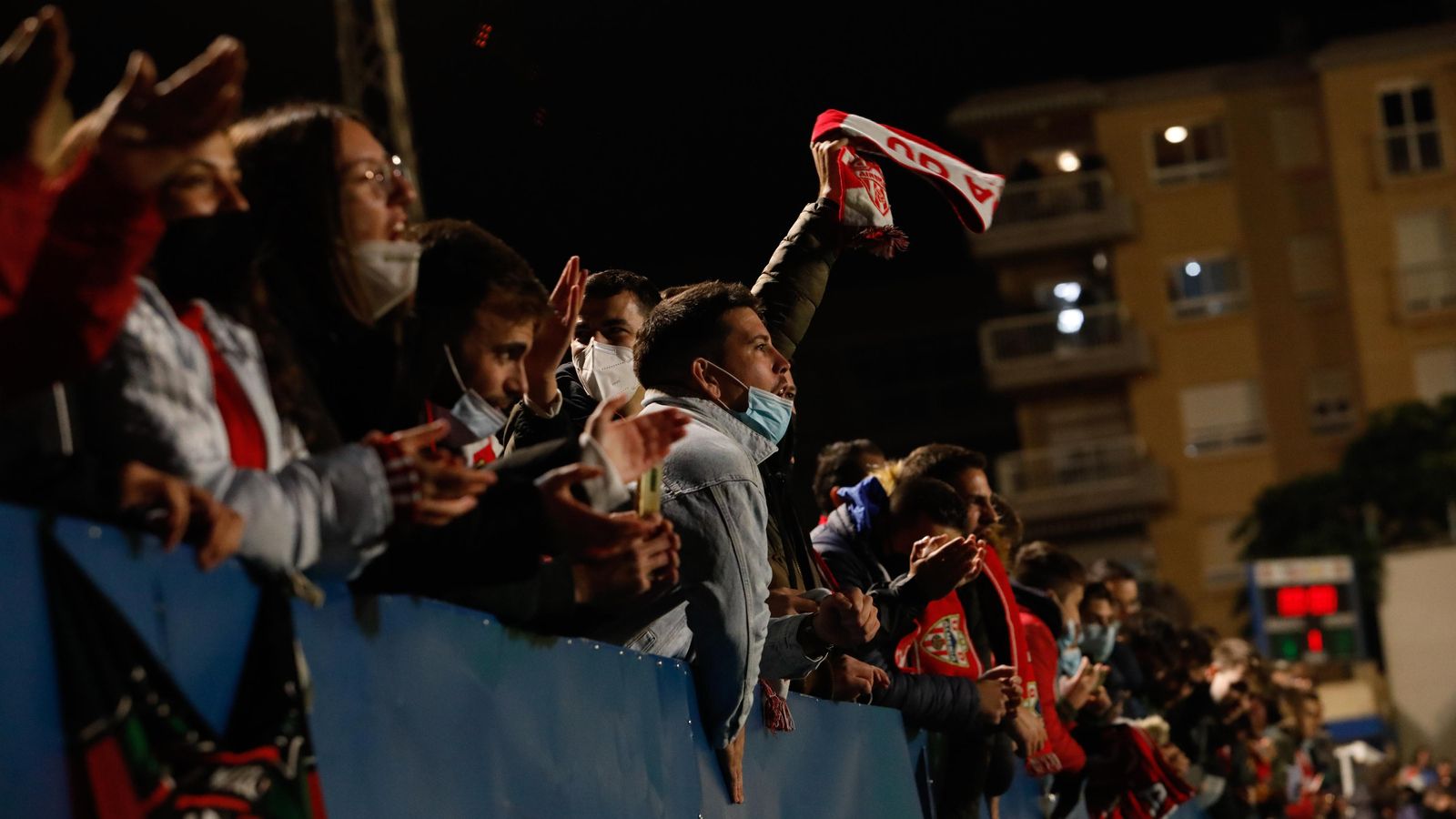 Aficionados golpeando la valla metálica para generar presión ambiental