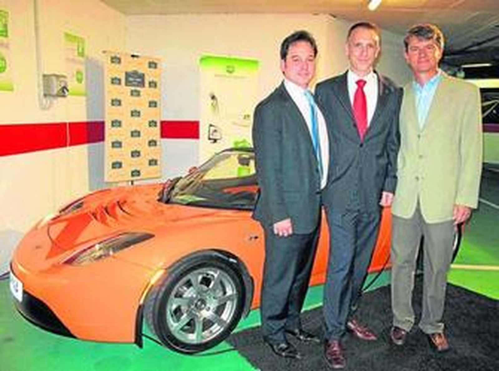 Tesla presenta en Sevilla el primer deportivo eléctrico