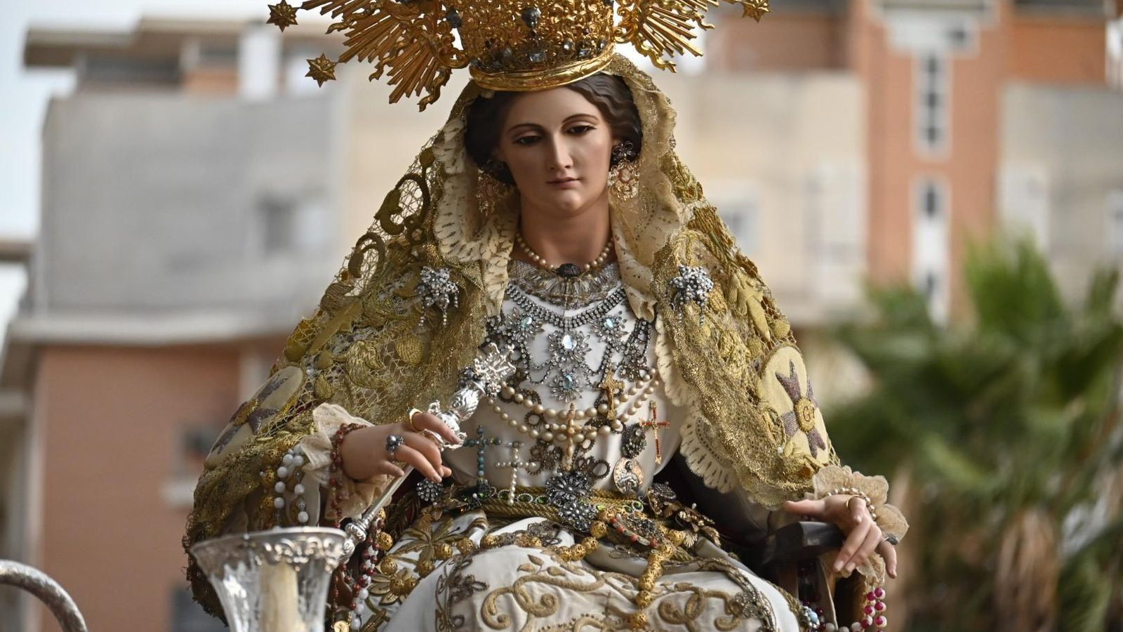 Primera procesión de la Virgen del Rosario por las calles de Huelva, en imágenes