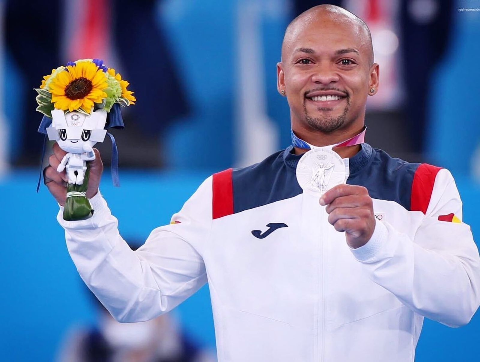 Ray Zapata con su medalla de plata en los JJOO de Tokio.