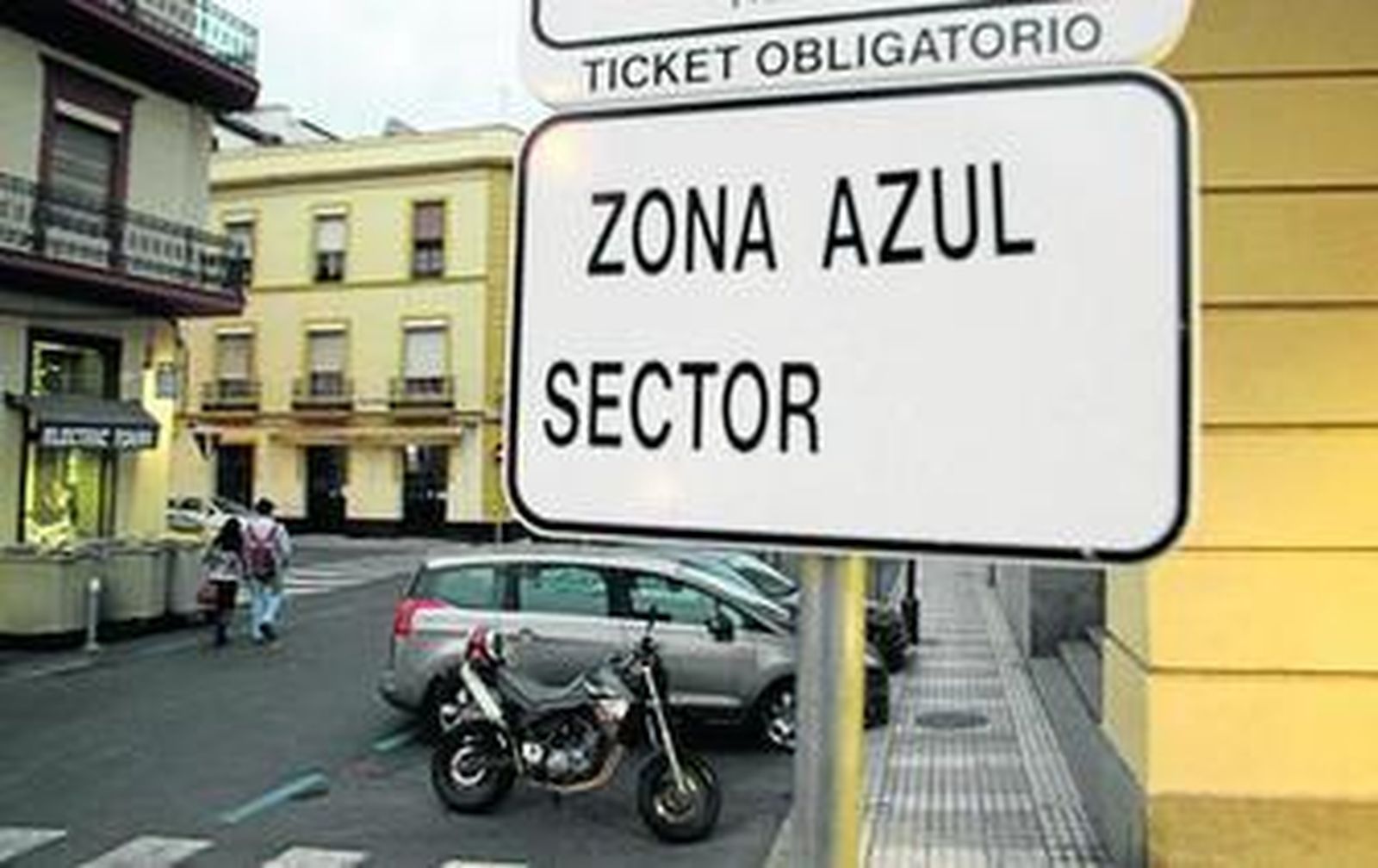 Viapol cuenta con 15 plazas reservadas para motocicletas; Los Remedios nueve y la avenida de Luis Montoto una.