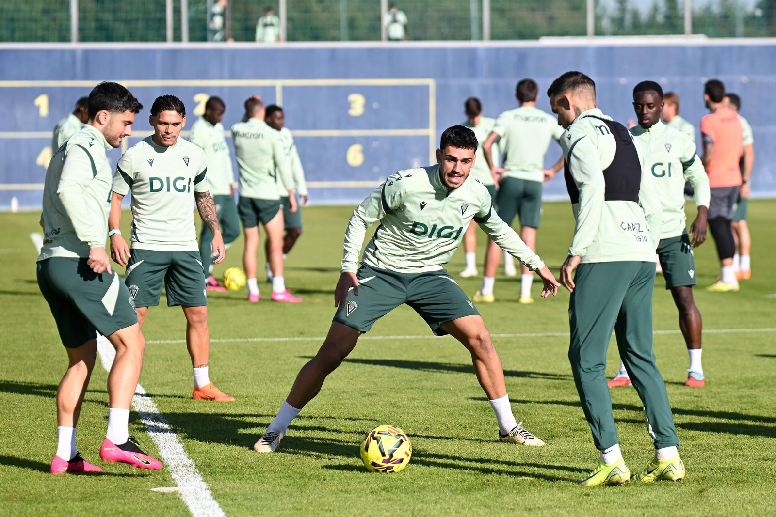 Entrenamiento del Cádiz el viernes en El Rosal.