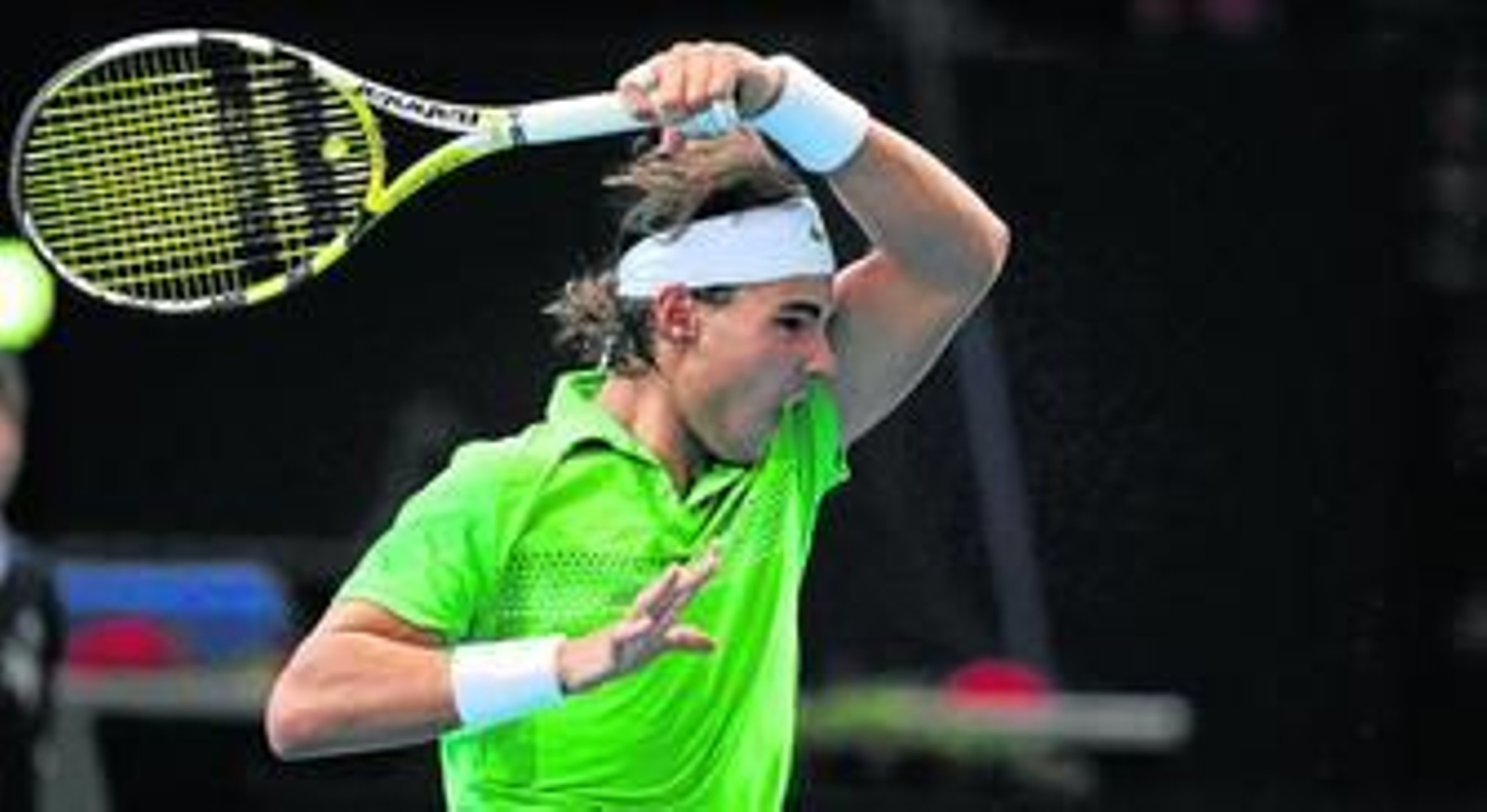 Rafa Nadal ejecuta un poderoso golpe ante el francés Tsonga en los cuartos de final del torneo de París-Bercy.