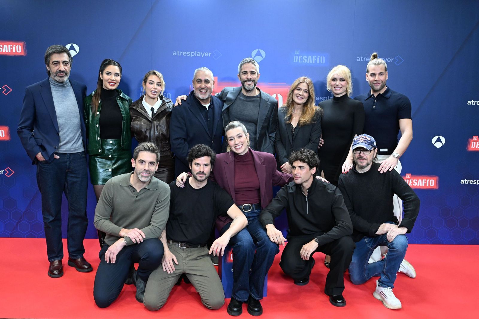 El jurado, presentador y directores de 'El Desafío' con los ocho participantes de esta sexta edición