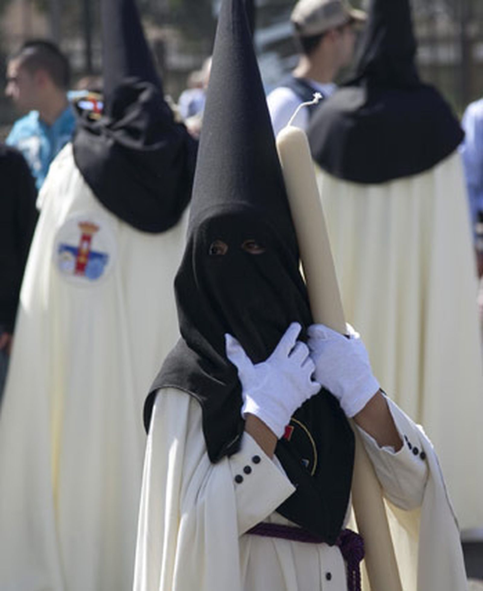 Un nazareno se sujeta la capucha durante la estación de penitencia.

Foto: Jaime Martínez