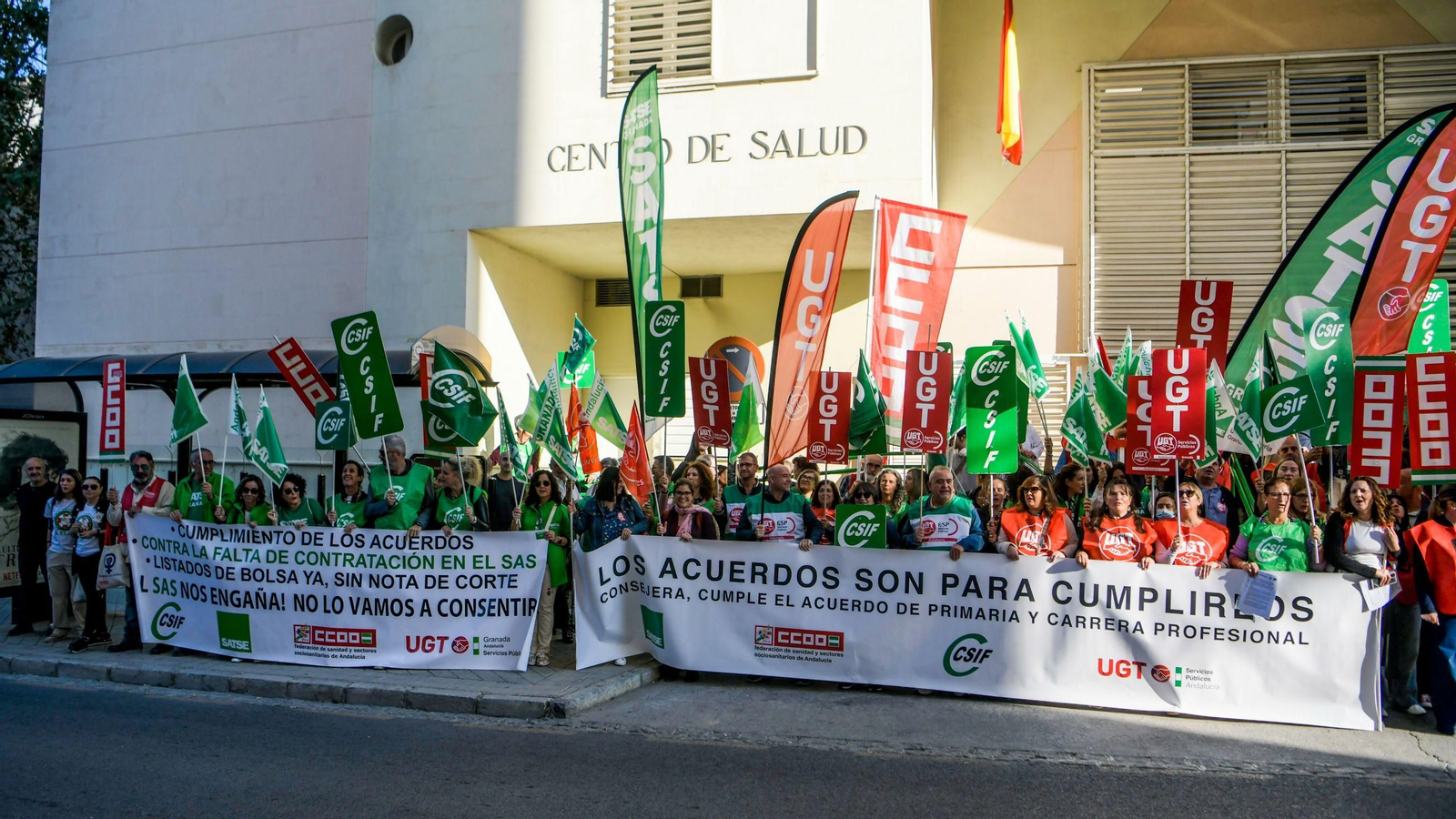 CCOO, SATSE, CSIF y UGT se concentran a las puertas del centro de Salud Zaidín Sur