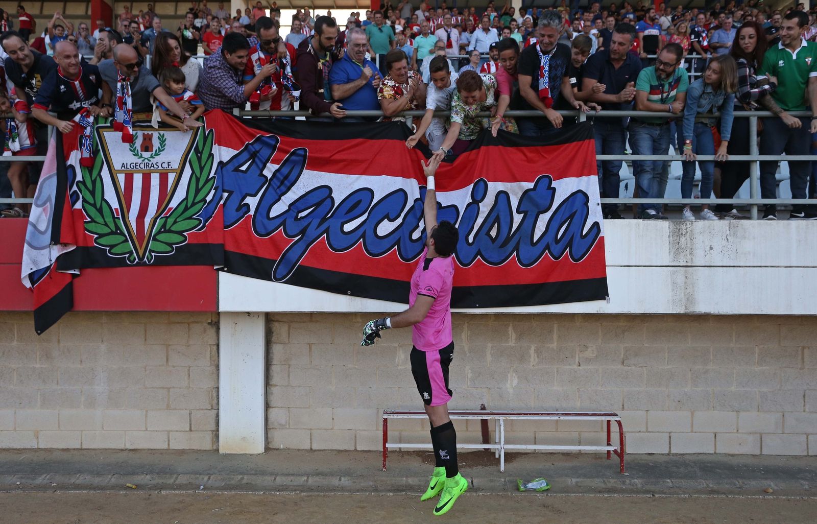 Romero saluda a un grupo de aficionados, el pasado domingo tras la victoria ante el Ceuta.