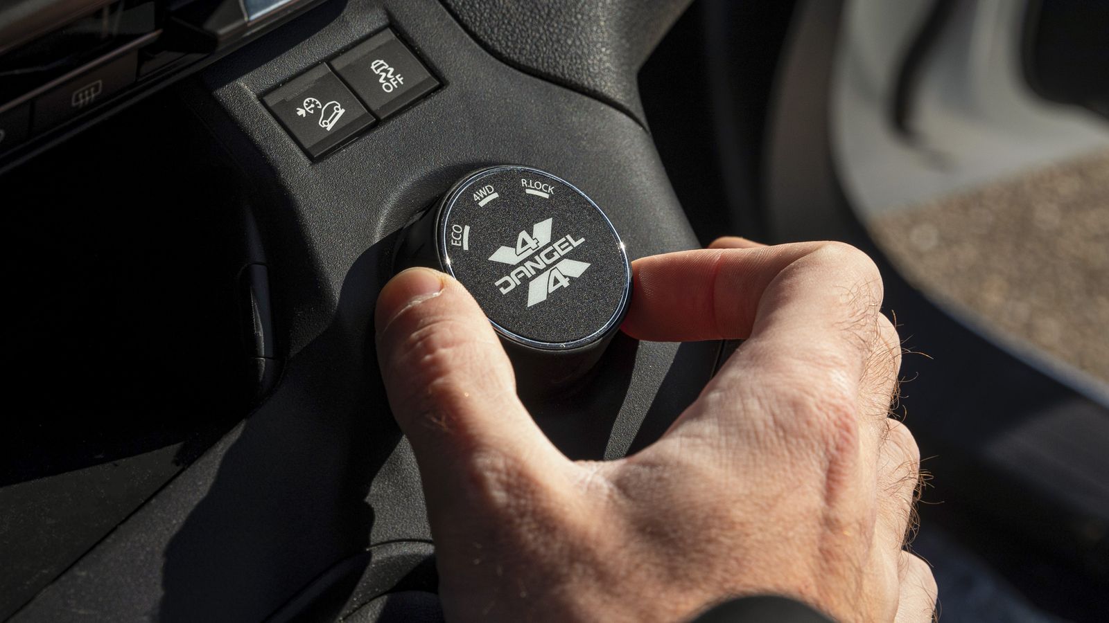 La tracción total la pone el especialista francés Dangel. Cuenta con tres modos de actuación.