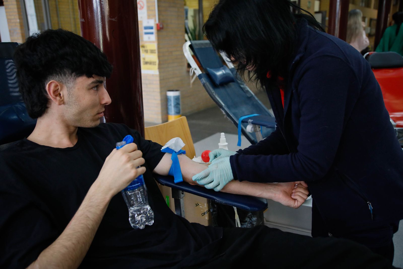 Juan de la Cruz Belmonte y Aref Laarej en la colecta de sangre de la UAL