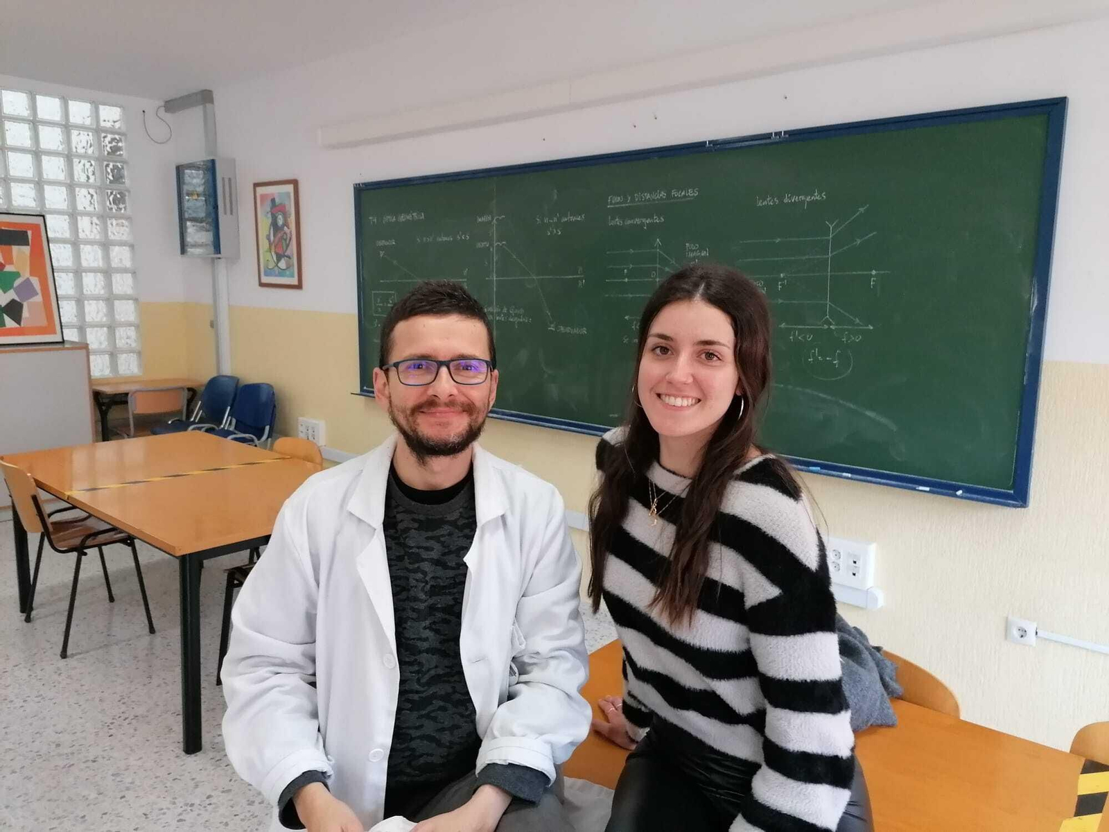 Desireé Manzano Perales, junto a su profesor de Química, Isidro Sánchez.