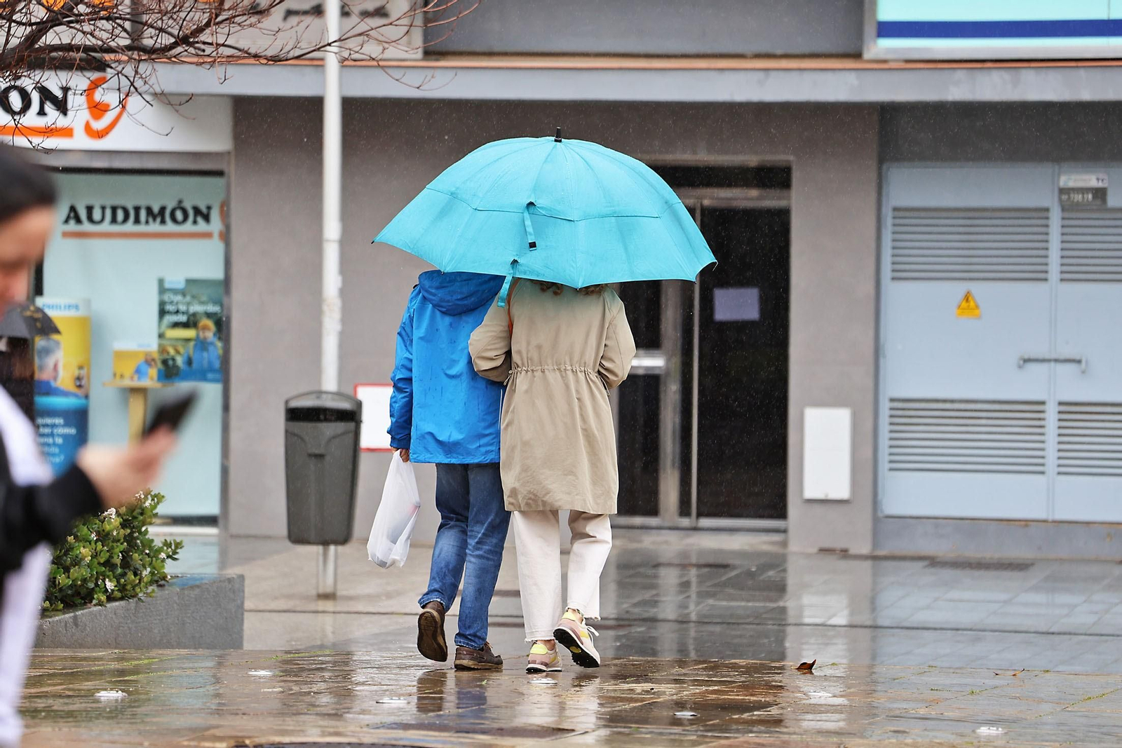 Paraguas en un día lluvioso en Huelva antes del verano.