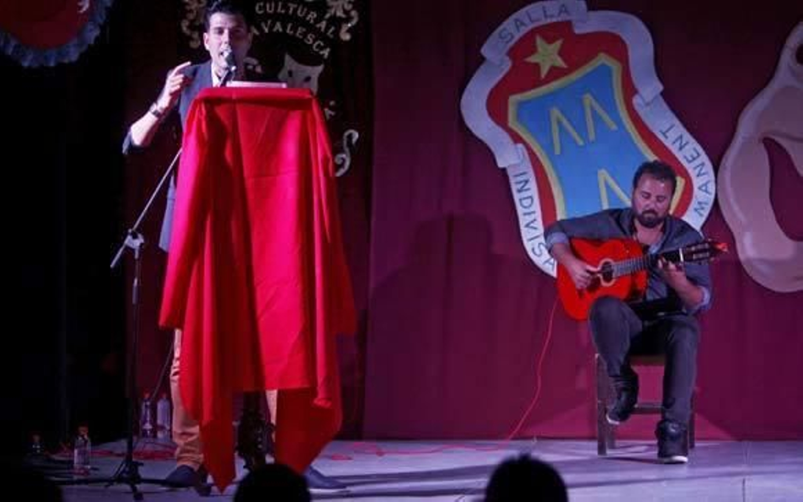 El coplero Nico García canta una copla durante el pregón de la XXXIX Semana Cultural Carnavalesca de La Salle-Viña./Jesús Marín
