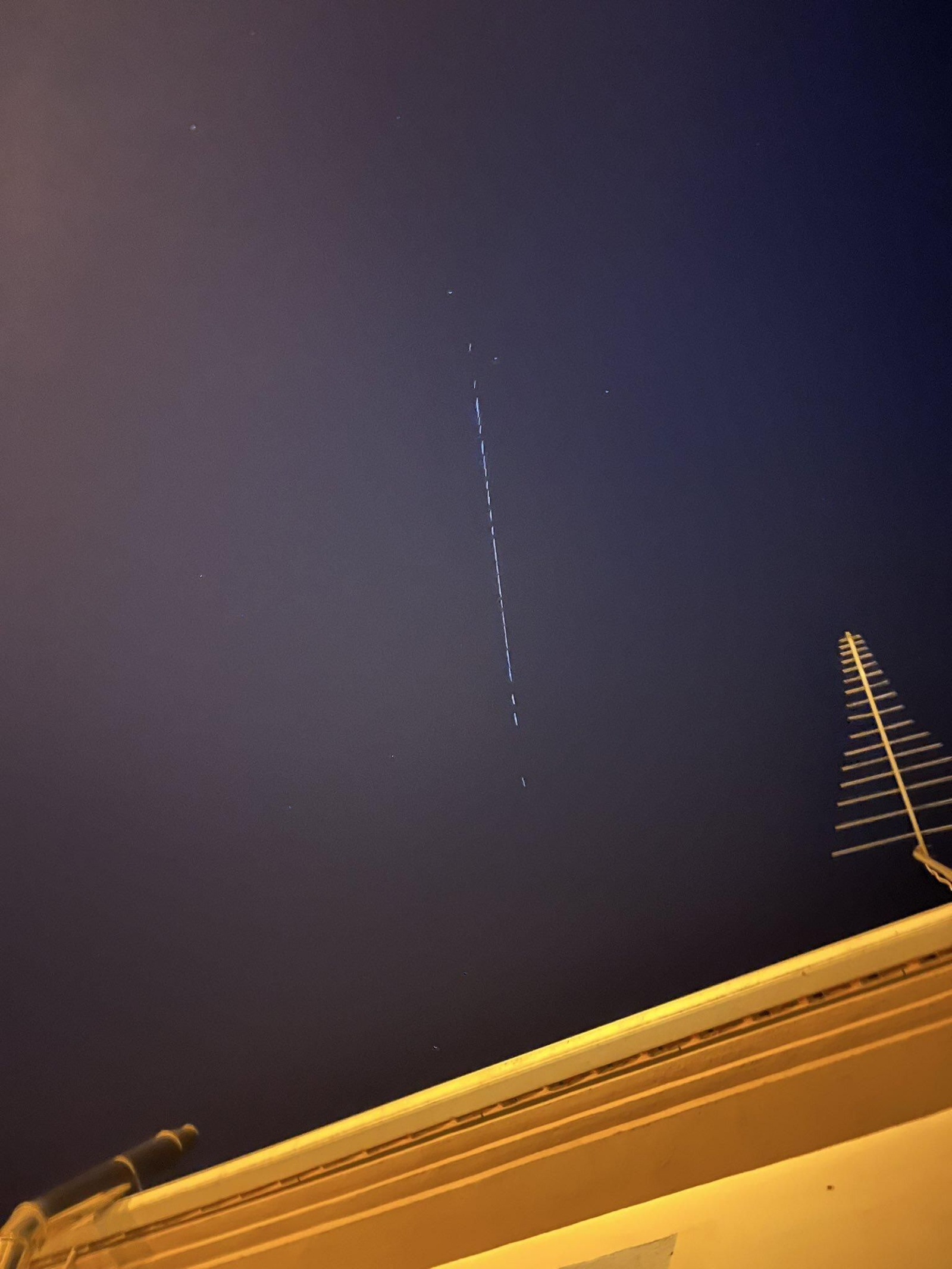 Tren de satélites StarLink sobre Granada anoche