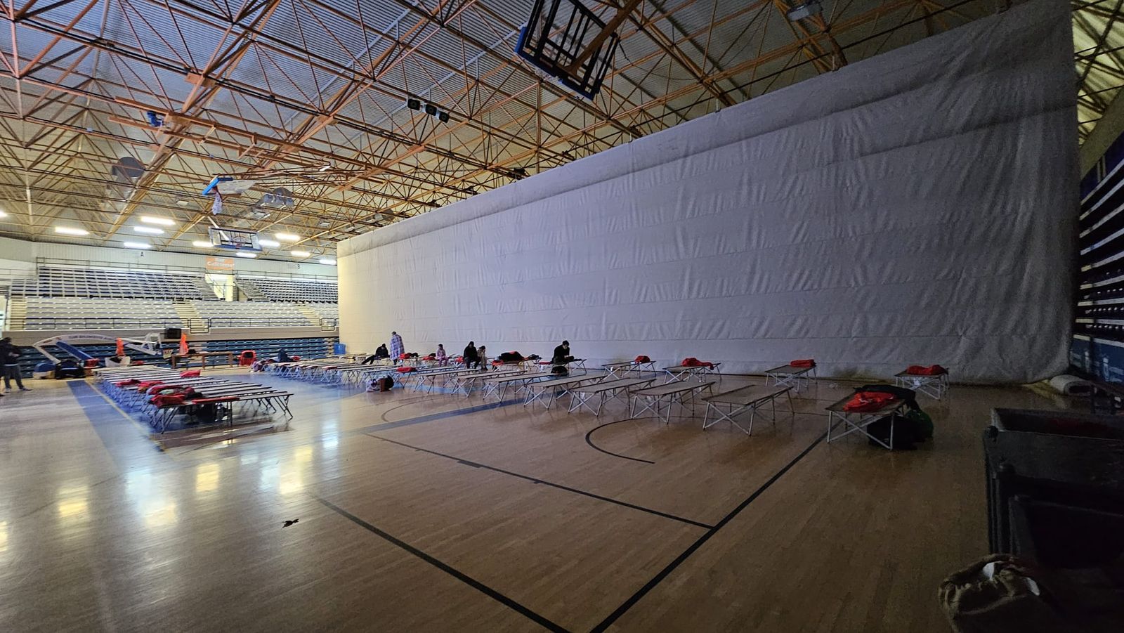 Algeciras en alerta roja: 38 personas pasan la noche en el polideportivo tras los desalojos por el temporal.