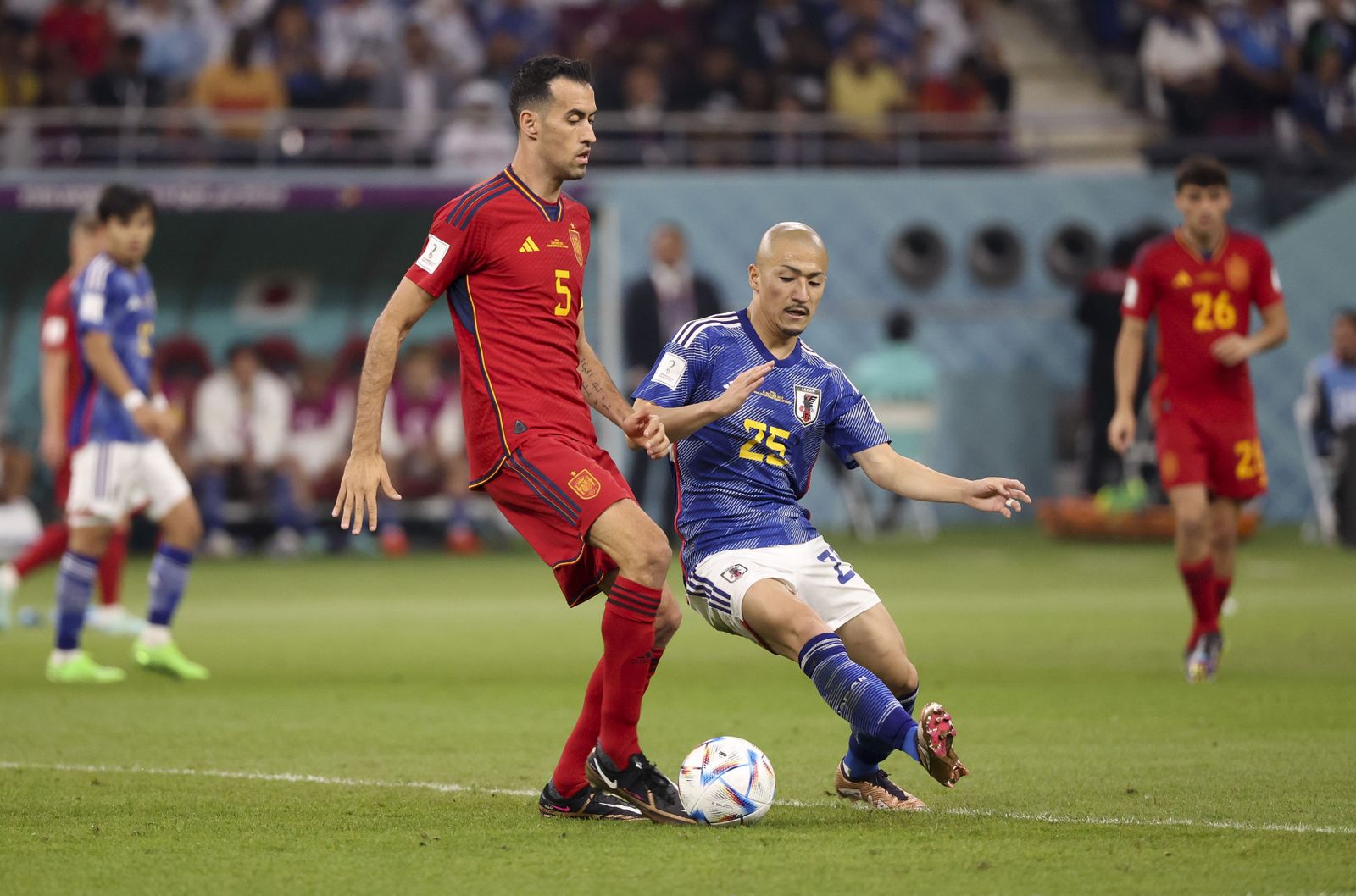 Sergio Busquets toca la pelota ante el japonés Maeda.