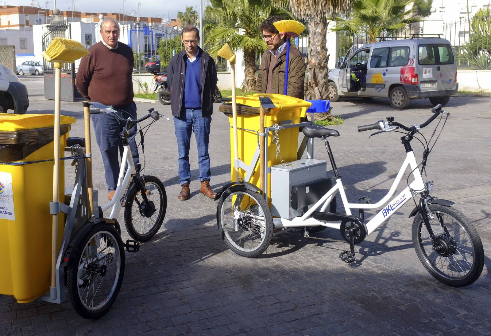 El alcalde ha presentado hoy los dos nuevos triciclos eléctricos de limpieza viaria.