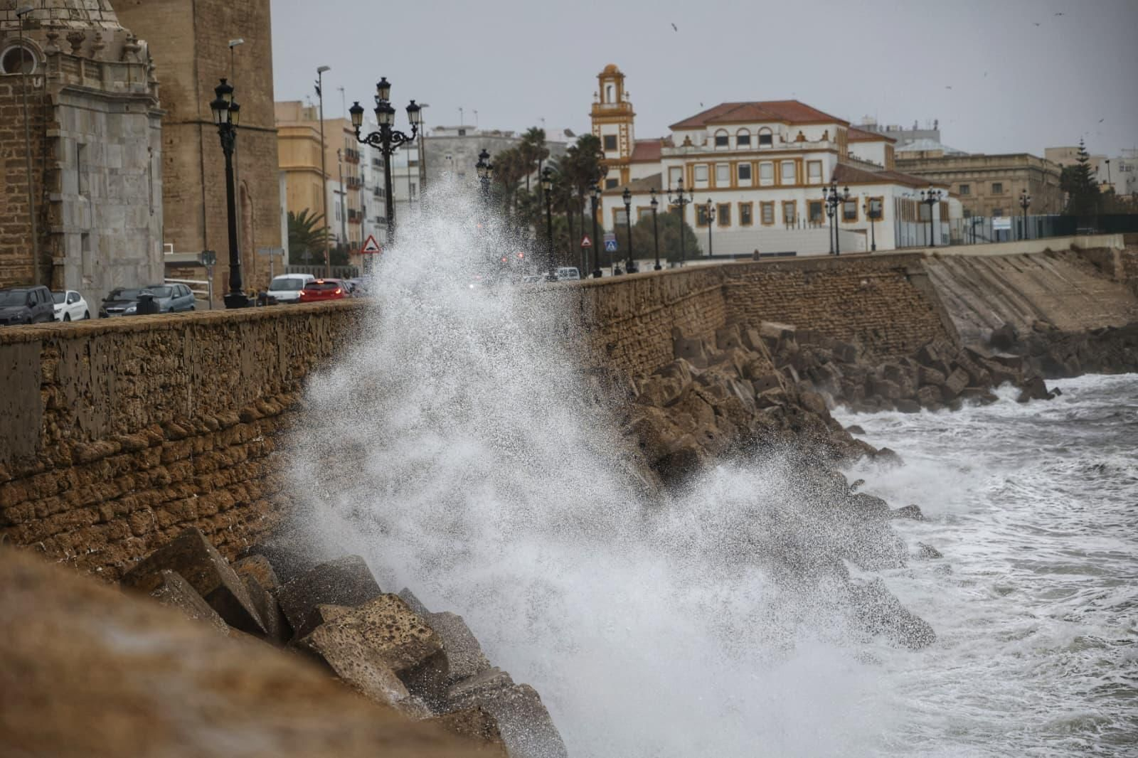Una ola rompiendo en el Campo del Sur de Cádiz durante el paso de la borrasca Claudia