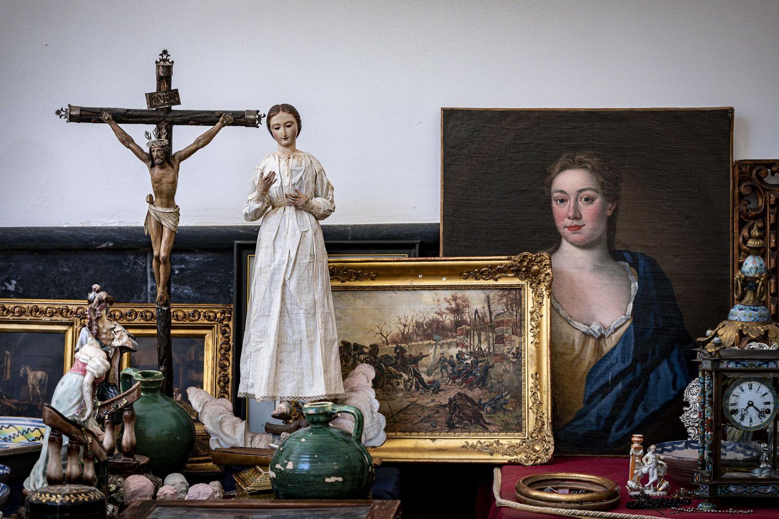 Imágenes del curioso mercadillo de antigüedades en el convento de Santo Domingo en Cádiz