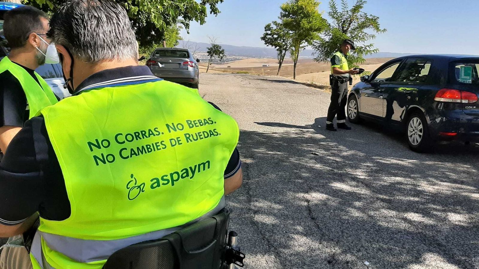 Un guardia civil realiza un control de velocidad junto a miembros de Aspaym.
