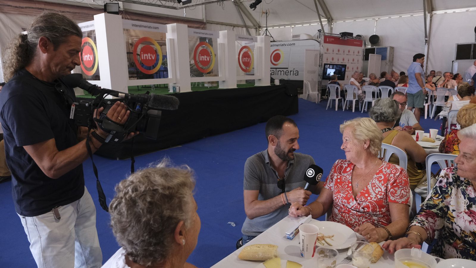 Imágenes de la comida homenaje a los mayores en la Caseta Municipal de la Feria de Almería 2022