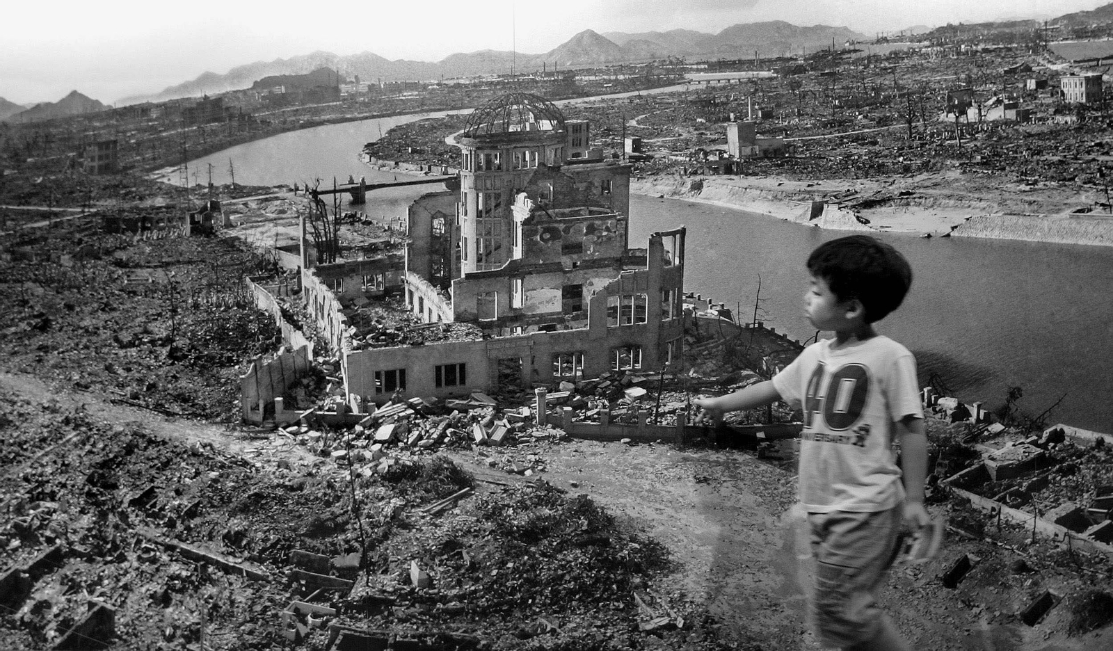 Un niño contempla una fotografía de la devastación en el Memorial de la Paz de Hiroshima.