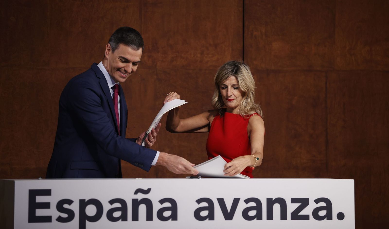 Pedro Sánchez y Yolanda Díaz, en la firma del documento.