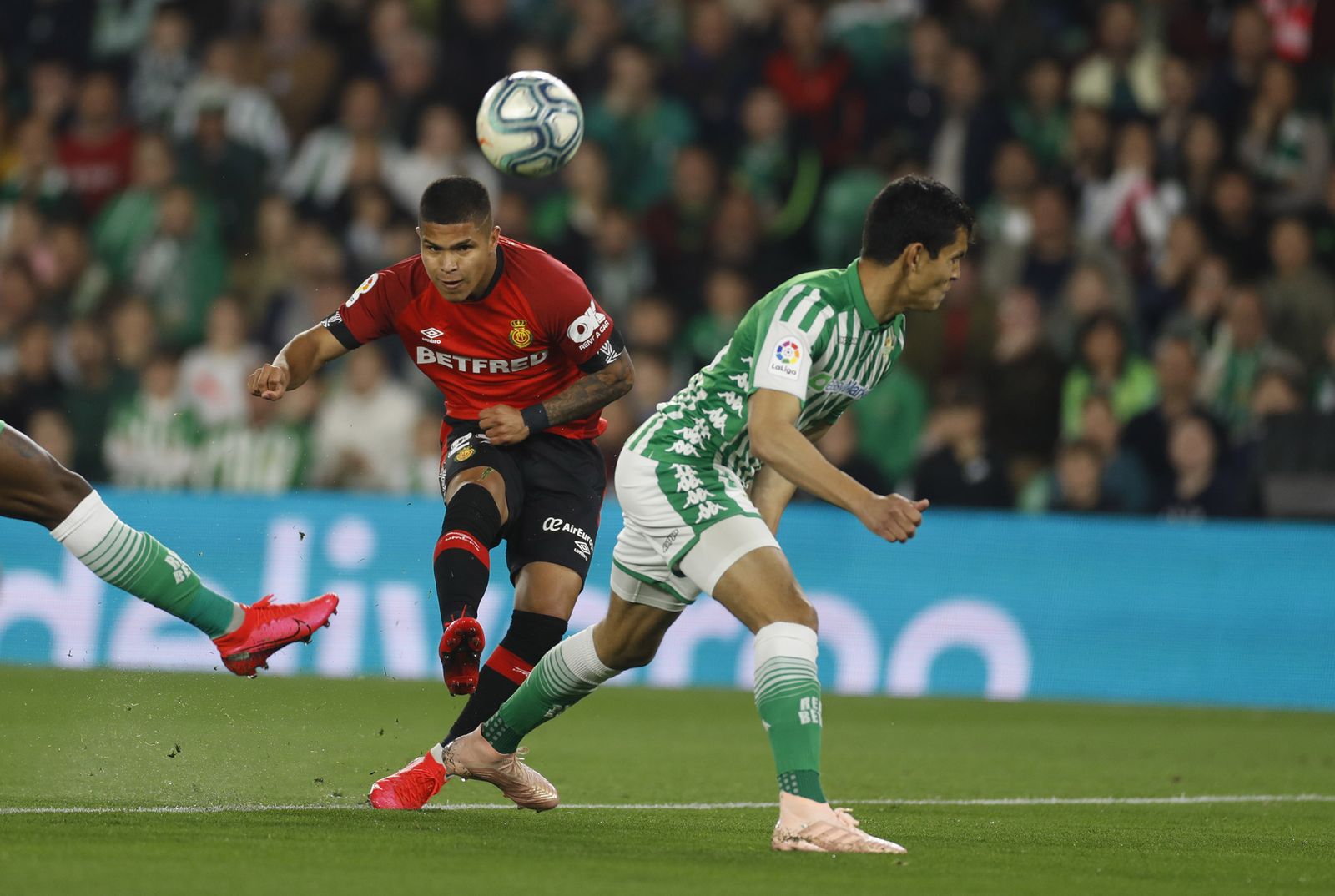 Cucho Hernández remata ante la débil oposición de Mandi.