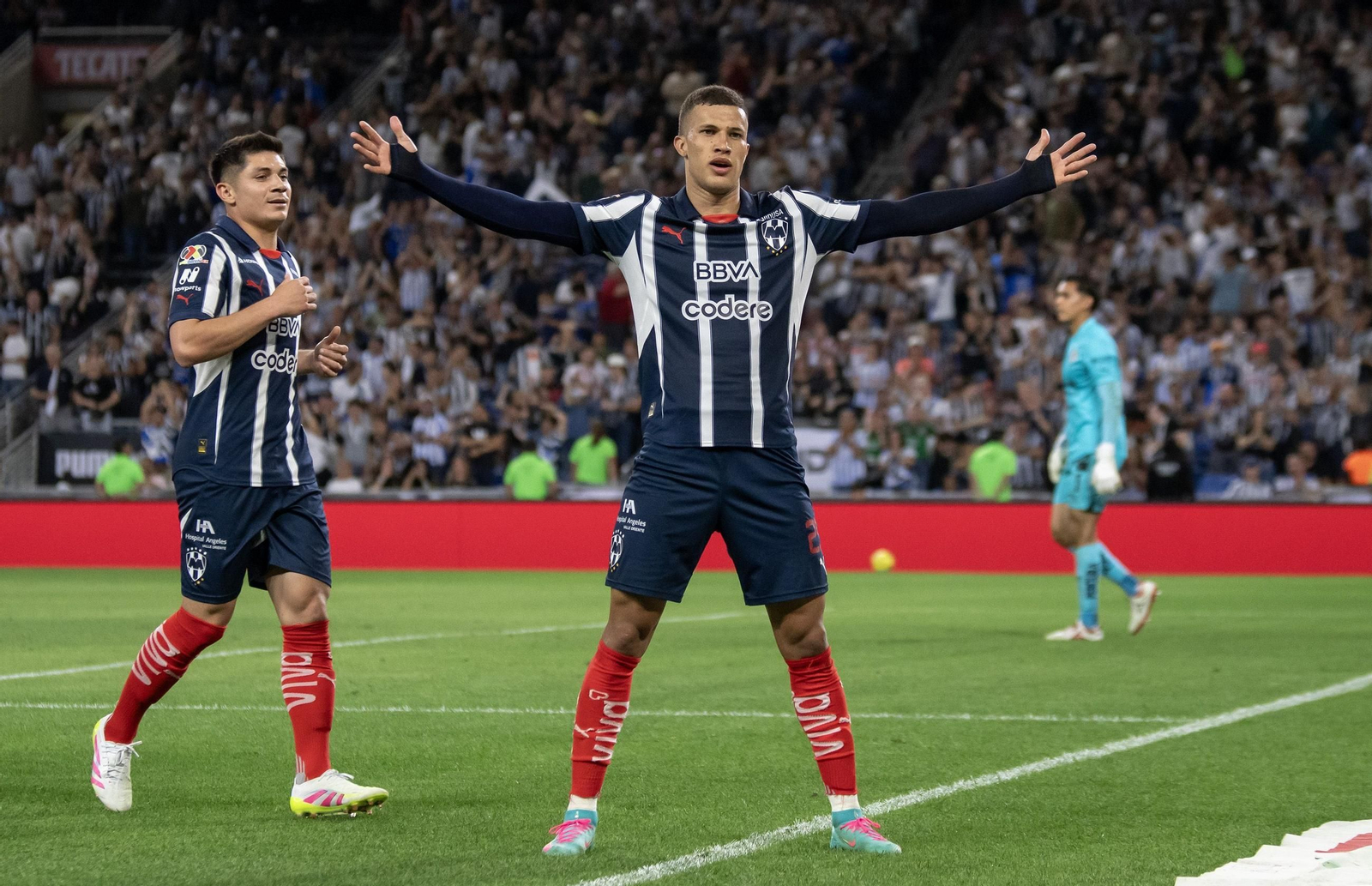 Nelson Deossa celebra un gol con el Monterrey.