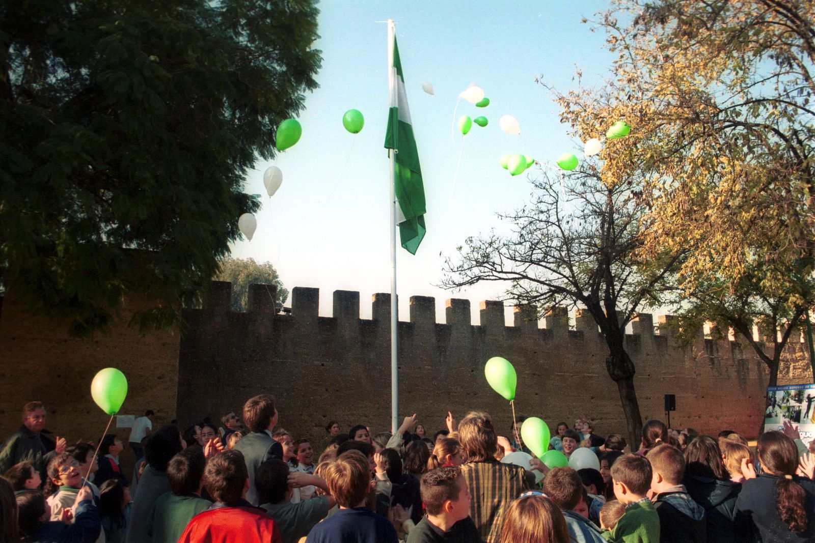 Foto de archivo de la celebración del Día de Andalucía junto a la muralla de la Macarena.