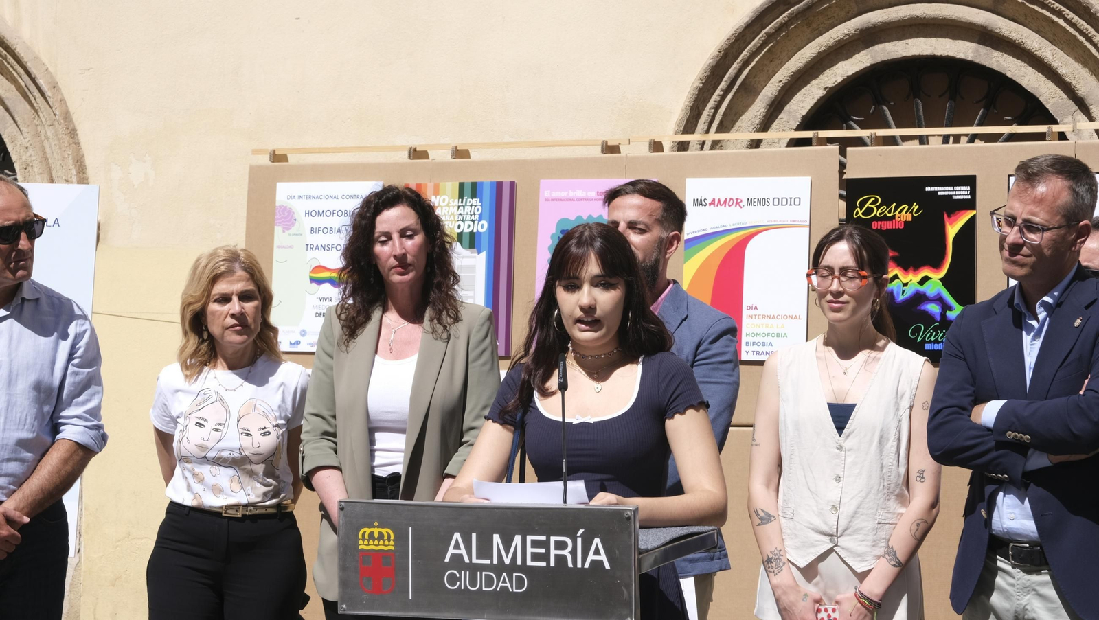 Lectura del manifiesto del Día Internacional contra la Homofobia en Almería, en imágenes