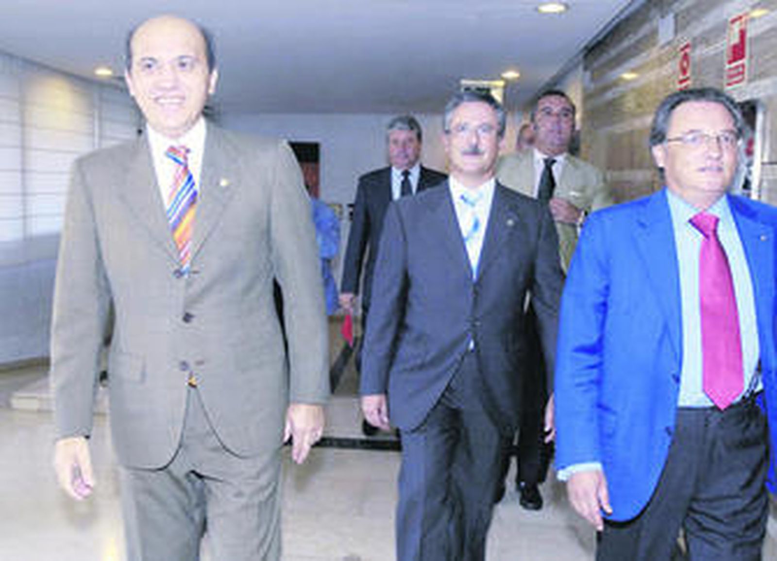 Del Nido y responsables del Rotary Club, que han elegido a la club, sevillano del año.