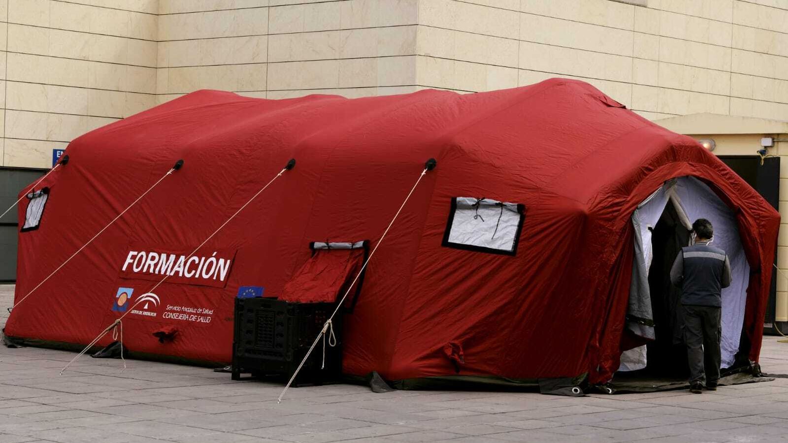 La carpa está colocada frente a la entrada de Urgencias