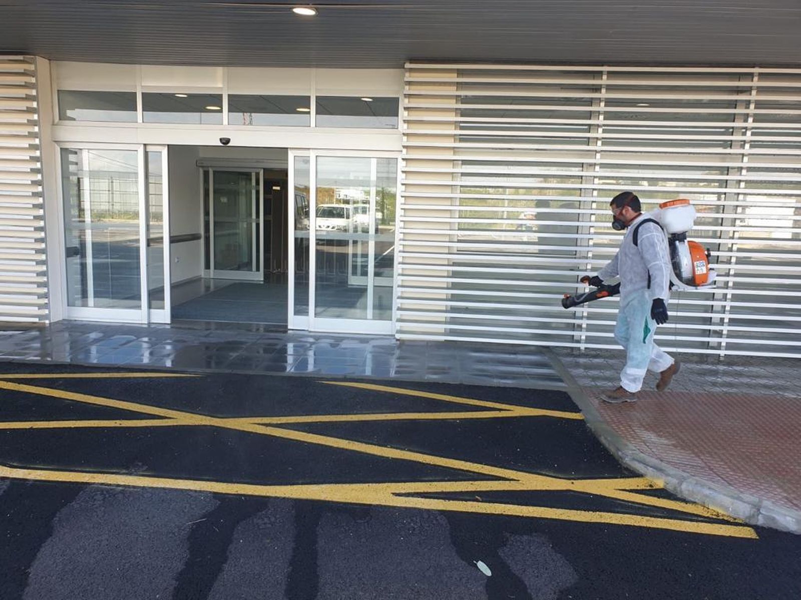 Un operario desinfecta la entrada al CARE de Los Alcores.