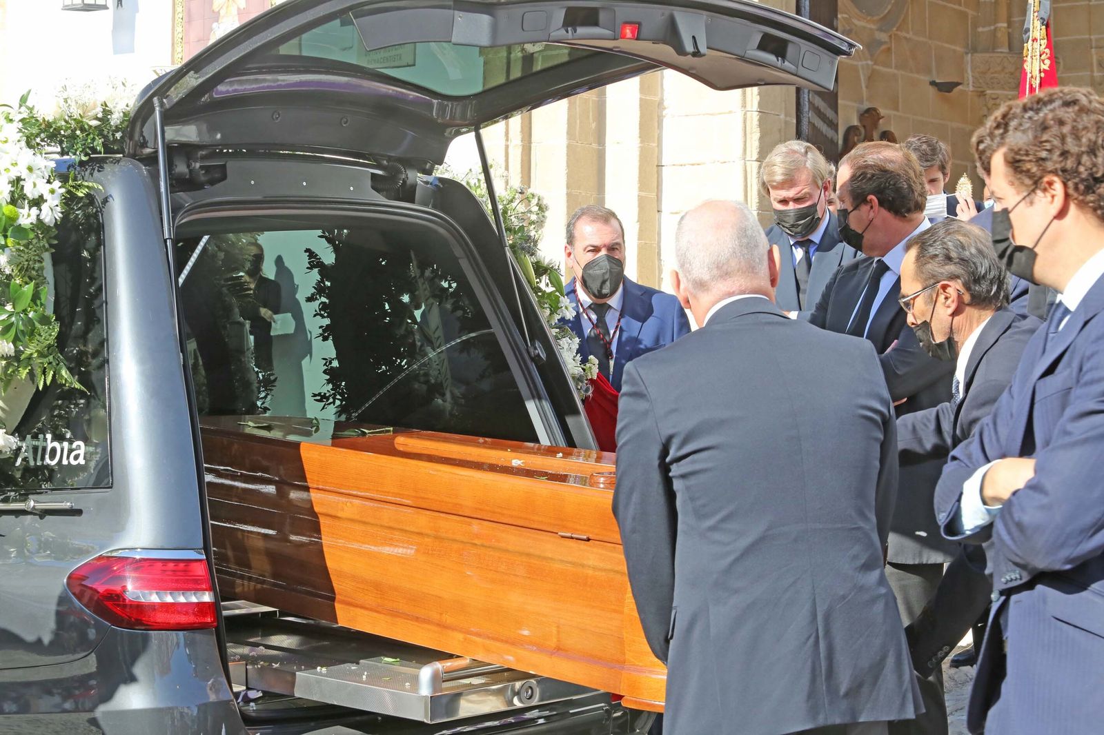 Primeras imágenes del entierro de Mercedes Domecq