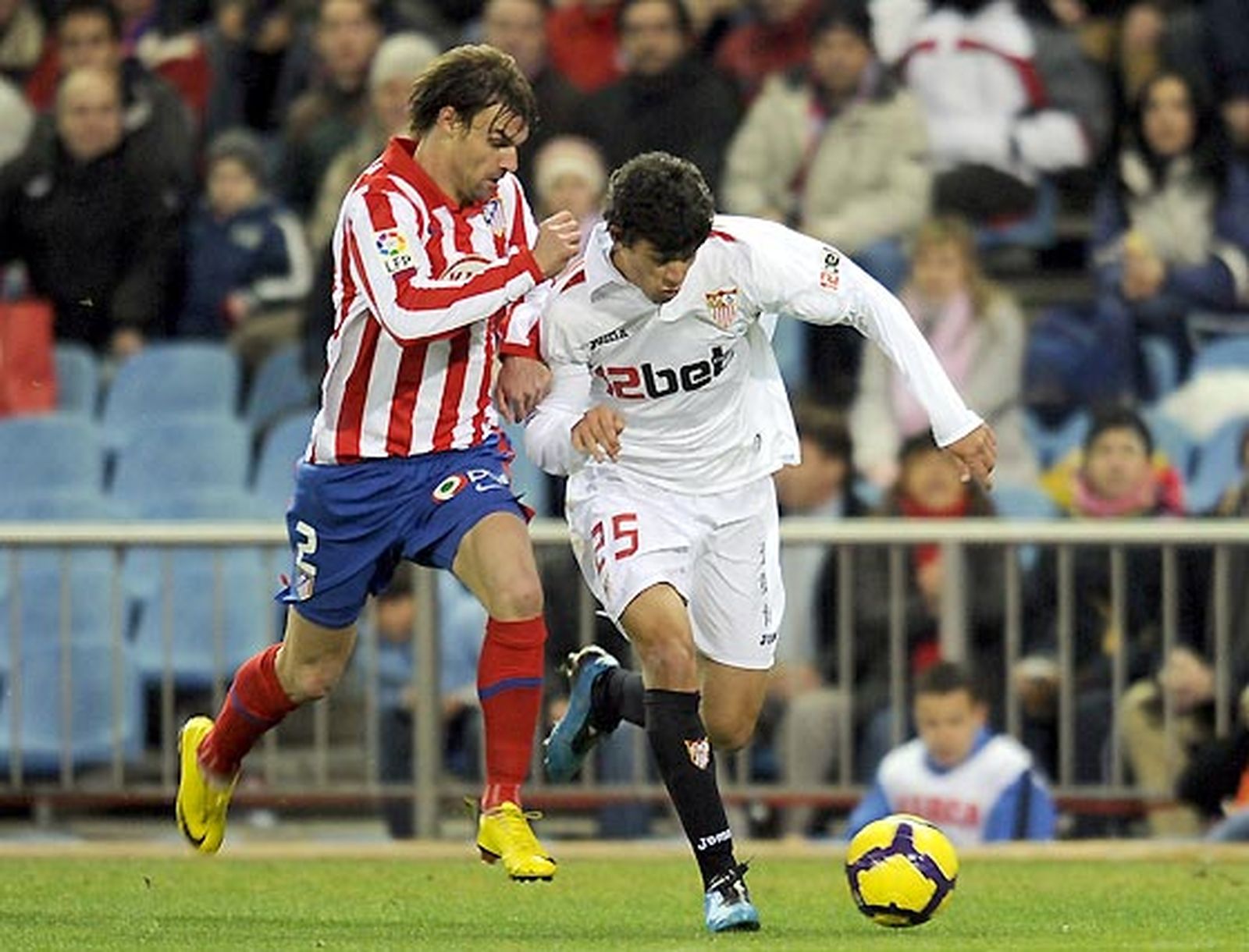 El Sevilla, que se adelantó en el marcador, salió derrotado del Calderón por un gol en propia puerta de Dragutinovic y otro de Antonio López en el 93.

Foto: Reuters / Afp Photo / Efe