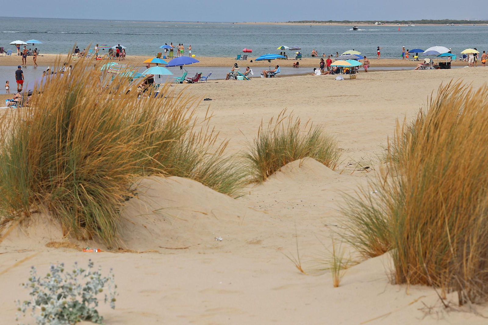 Imágenes del ambiente en las playas de Huelva en la mañana de domingo