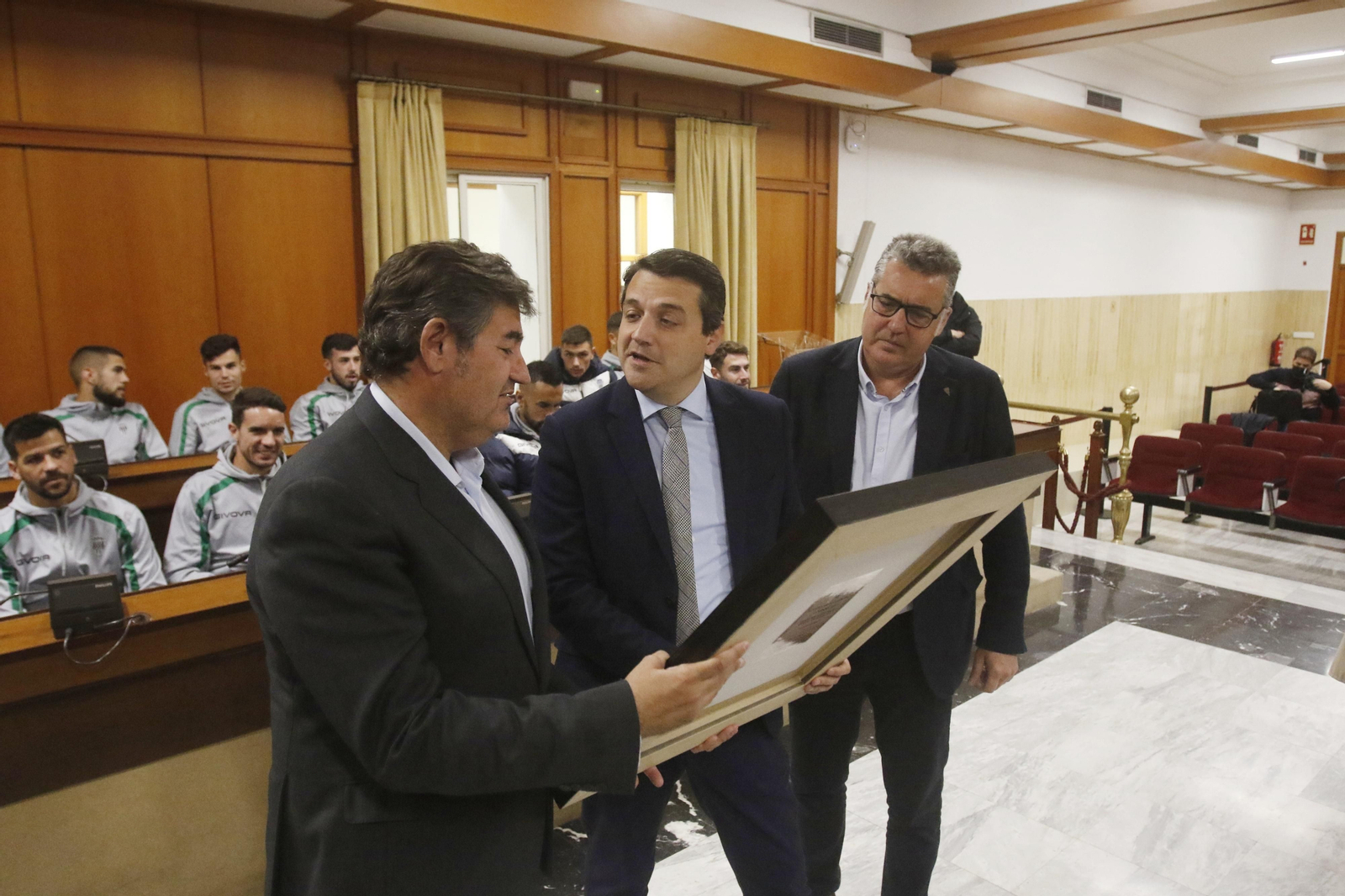La recepción del Ayuntamiento al Córdoba CF por su ascenso a Primera RFEF, en imágenes
