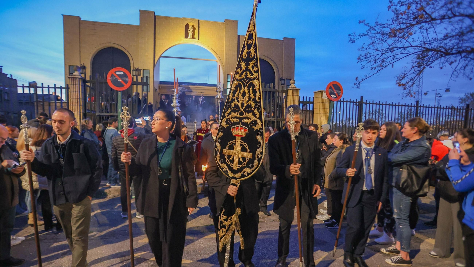 Las mejores imágenes del Vía Crucis de la Hermandad de los Salesianos 2025