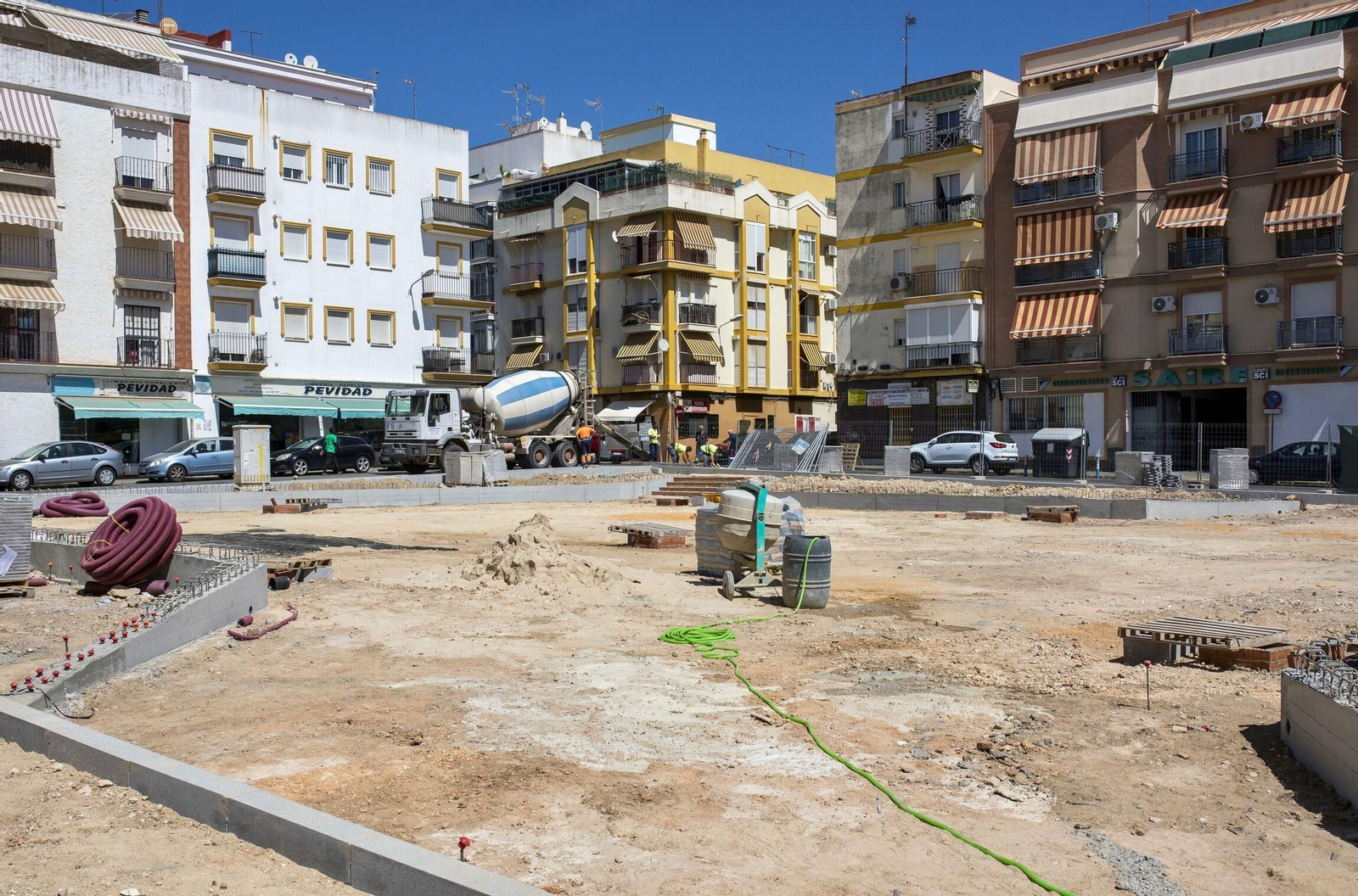 Obras en la plaza pública de Viaplana. Obras en la plaza pública de Viaplana.