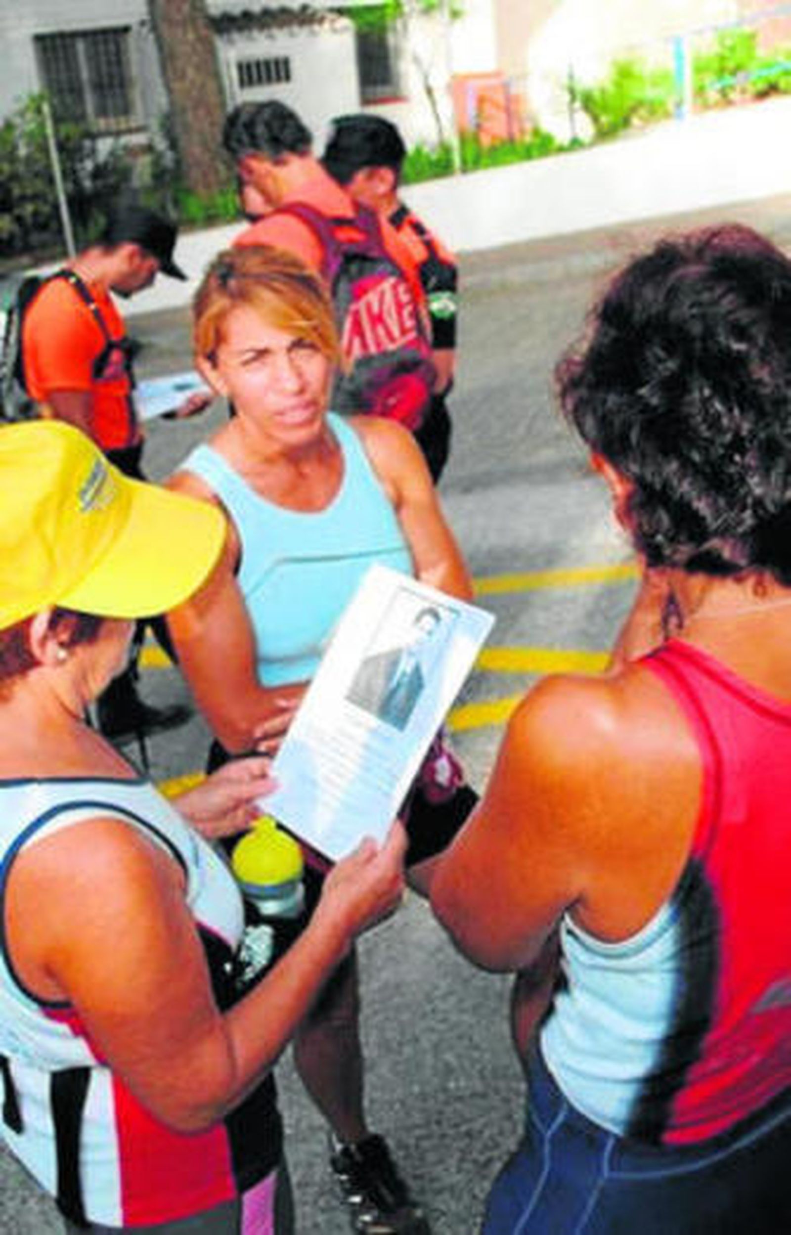 Varios de los participantes en la búsqueda del desaparecido.