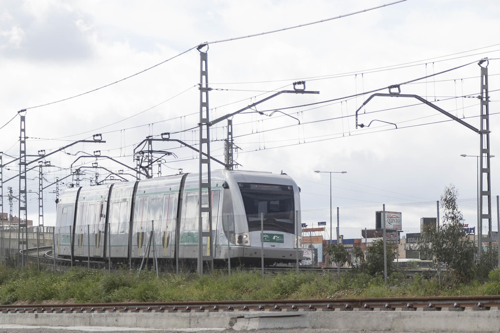 La línea 1 del Metro de Sevilla a su paso por Los Quintos.