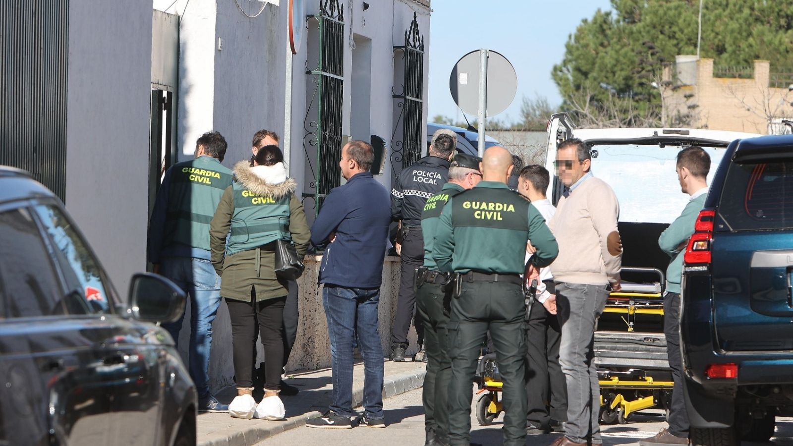 Guardias civiles, en la puerta de la vivienda de Umbrete donde se halló el cadáver.