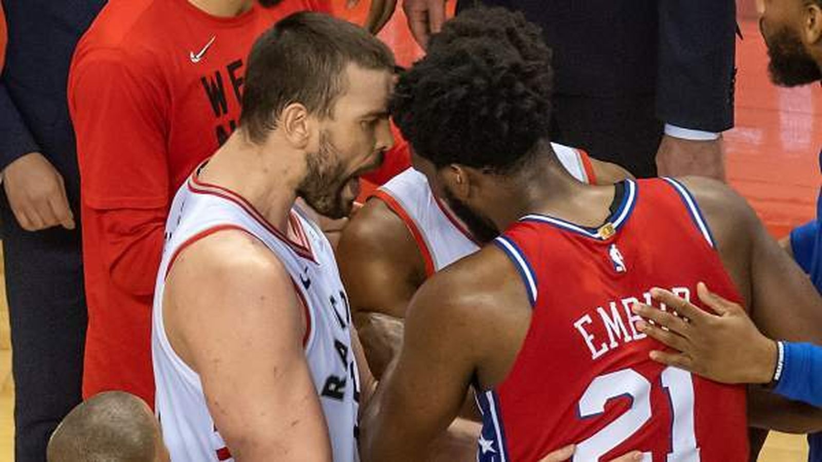 Marc Gasol consolando a Joel Embiid.