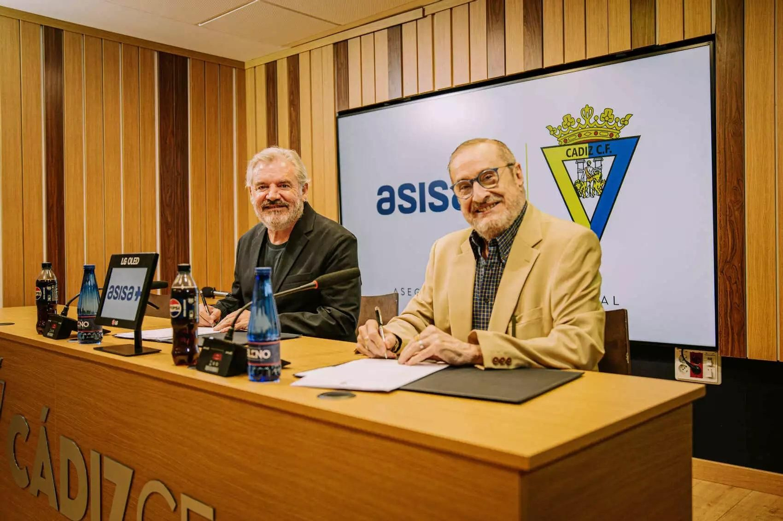 Momento de la firma del convenio entre Vizcaíno y Rodríguez Moragues.