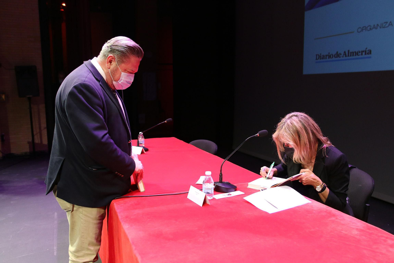 Fotogalería Diario de los Libros, con Marta Robles y su obra 'Pasiones carnales'