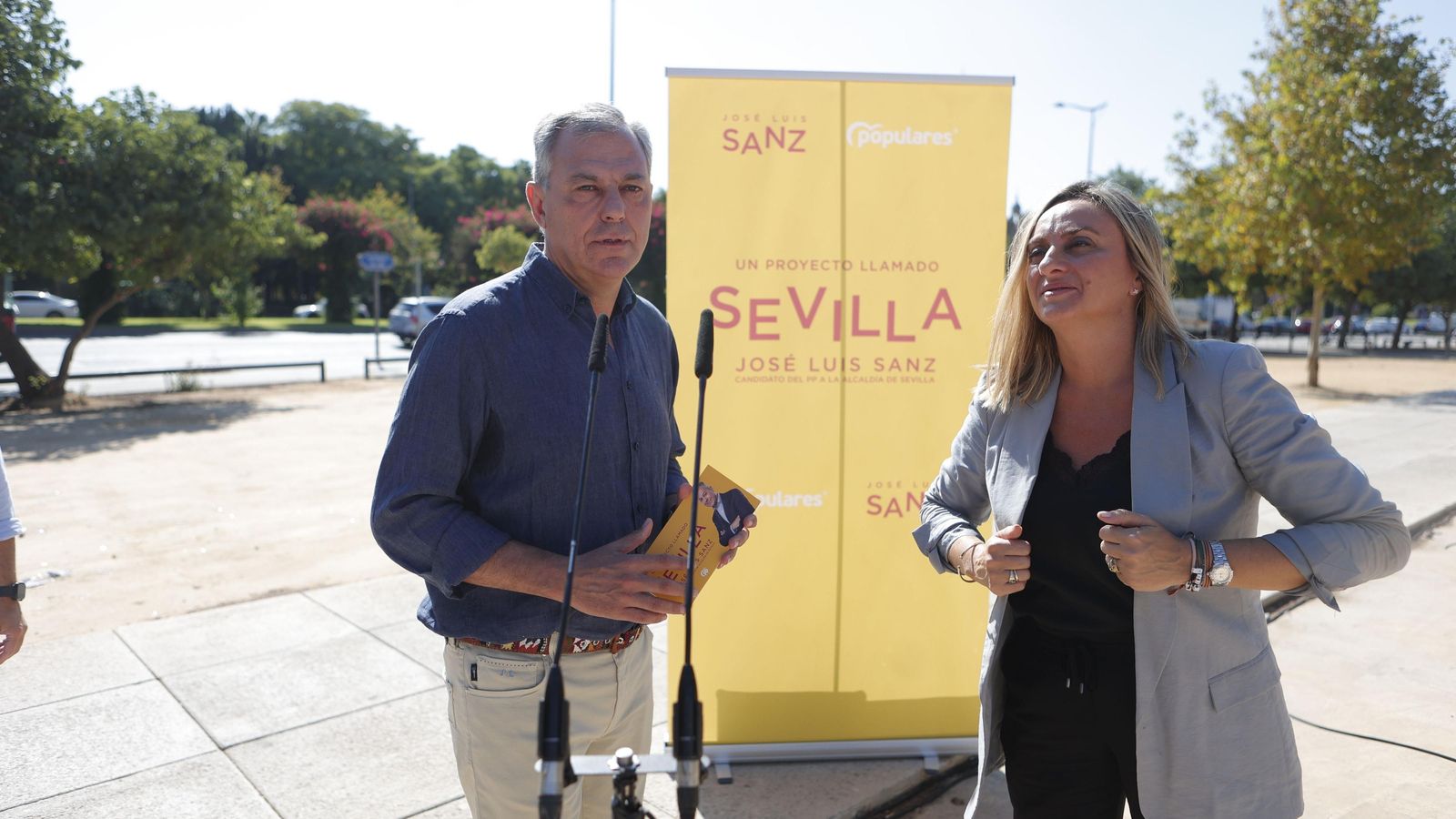 El candidato a la Alcaldía de Sevilla, José Luis Sanz, con Marifrán Carazo, este viernes en un acto electoral en el Prado.