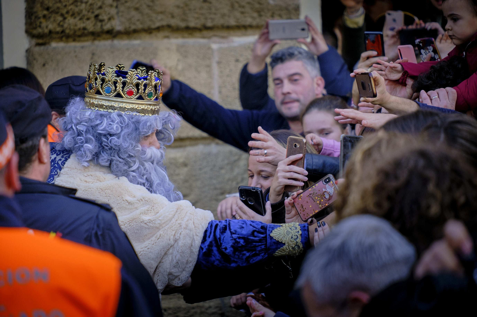 Los Reyes Magos saludan desde el balcón del Ayuntamiento
