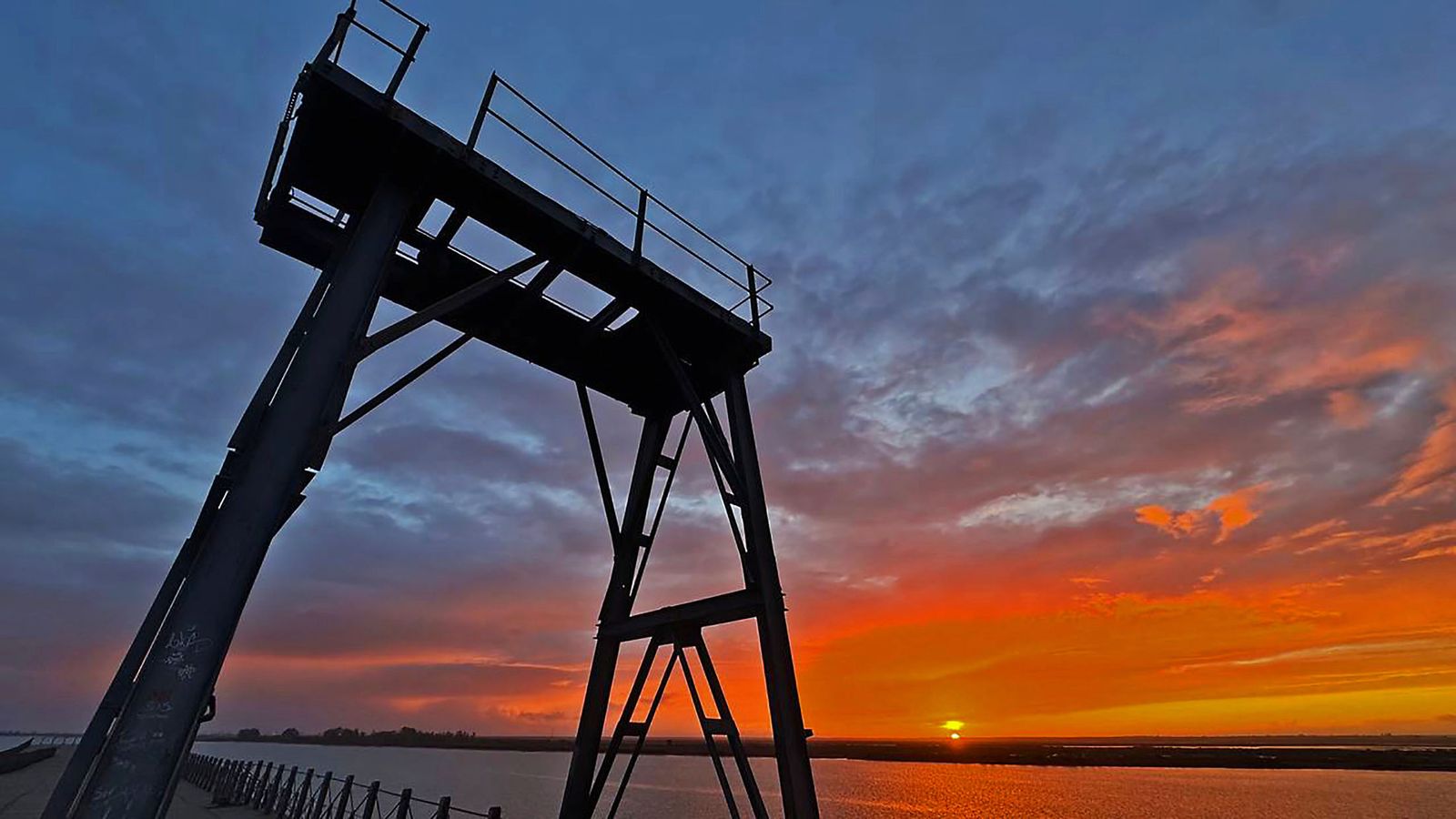 El impresionante atardecer en el muelle de la compañía Riotinto